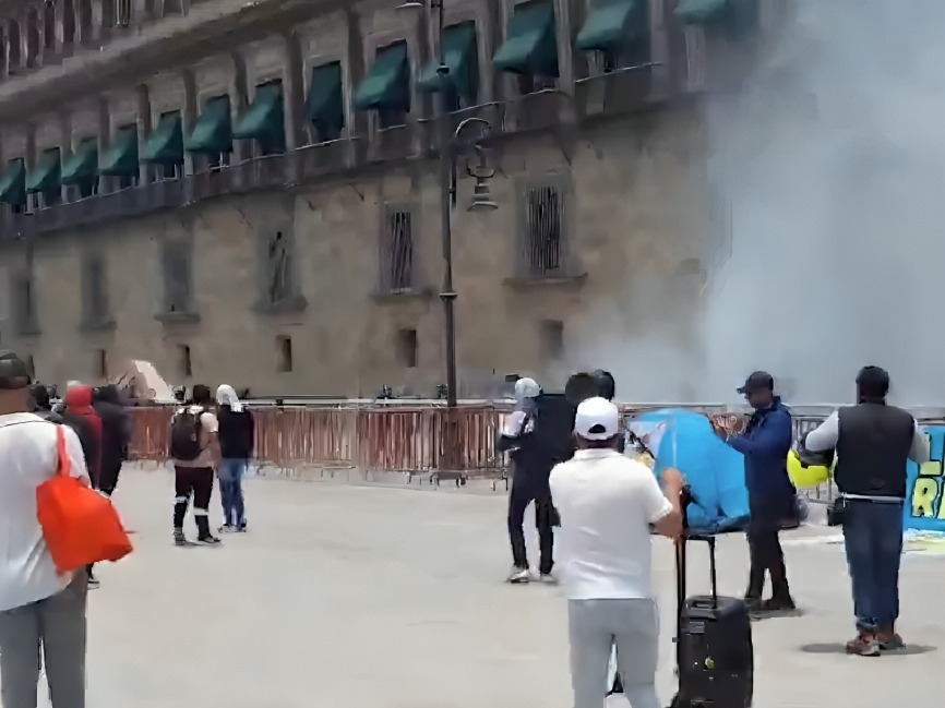 Normalistas atacan palacio Nacional con petardos