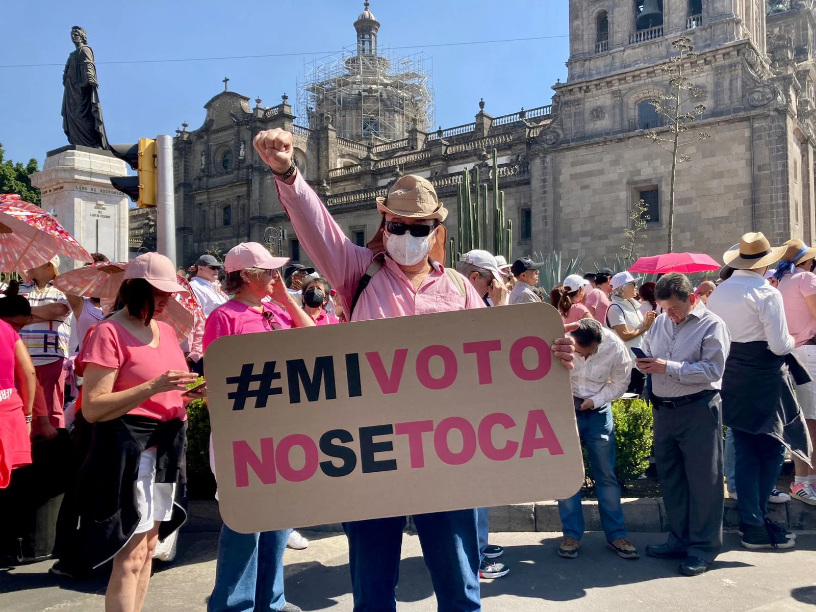 Noroña critica a Marea rosa