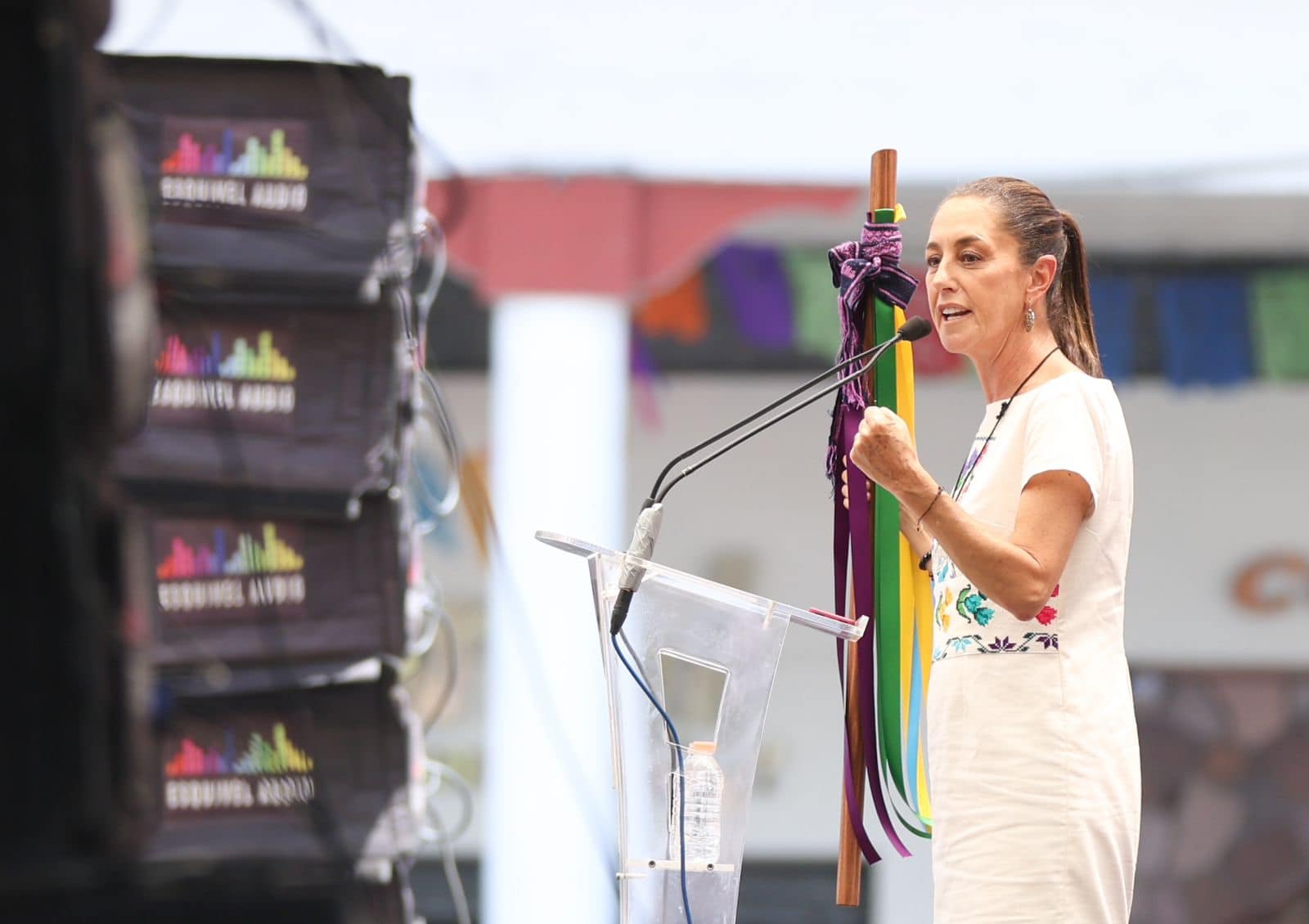 Sheinbaum con bastón de mando en Uruapan