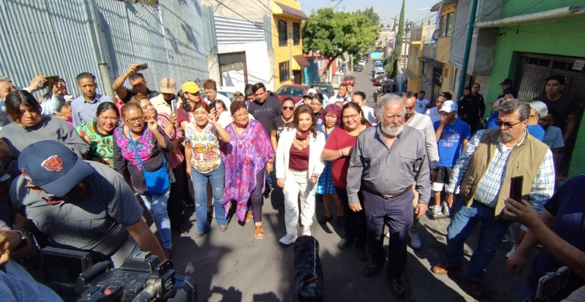 Clara Brugada llega a votar con Alejandro Encinas