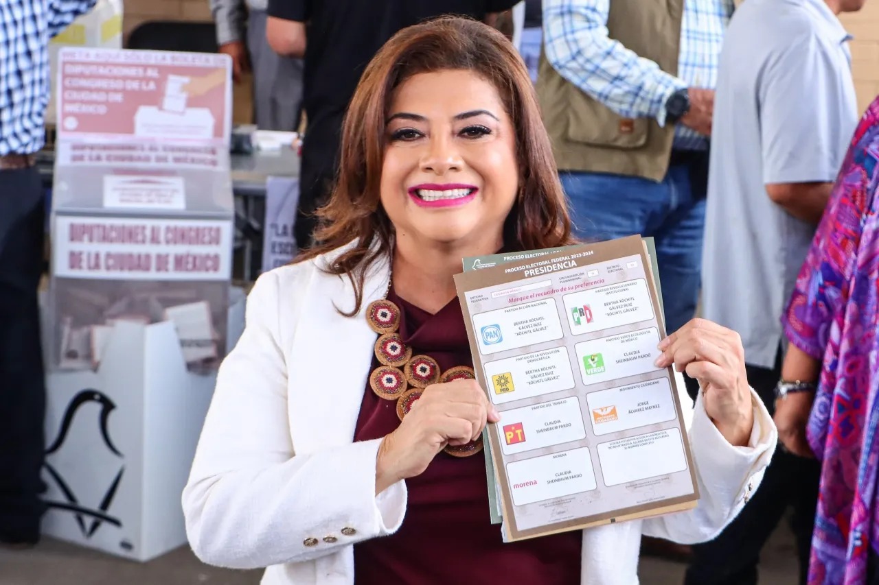 Clara Brugada emite voto en Iztapalapa 