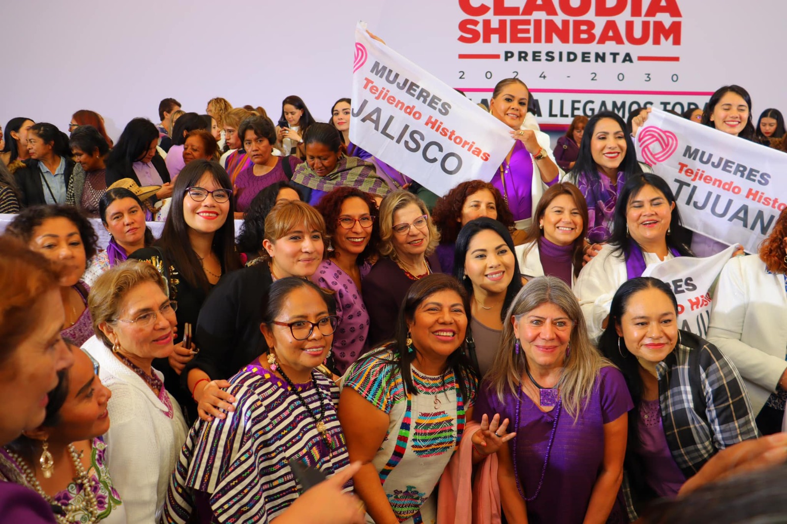 Claudia Sheinbaum recibe apoyo de mujeres