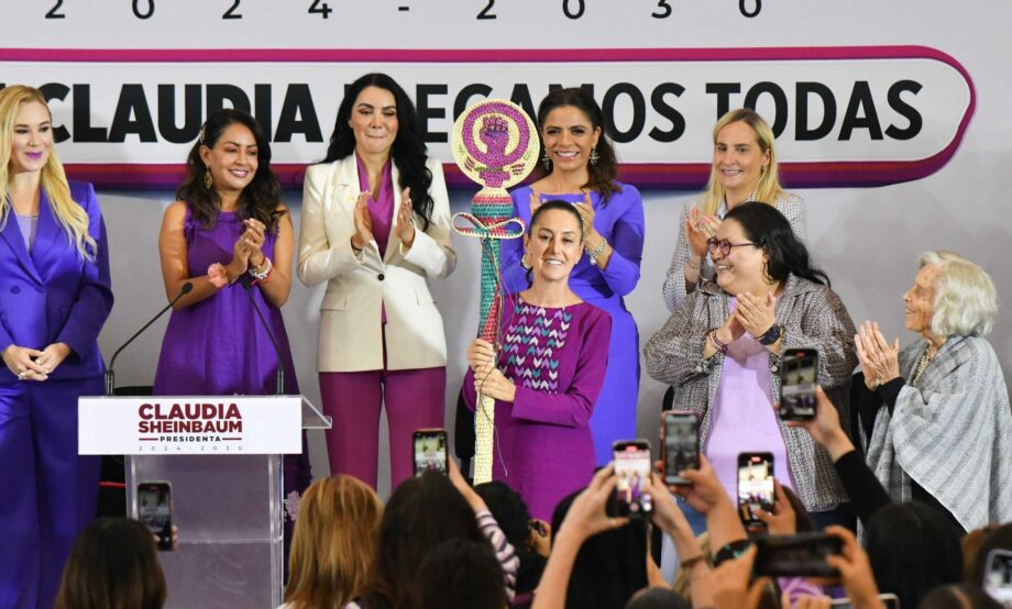 Claudia Sheinbaum recibe bastón de mando