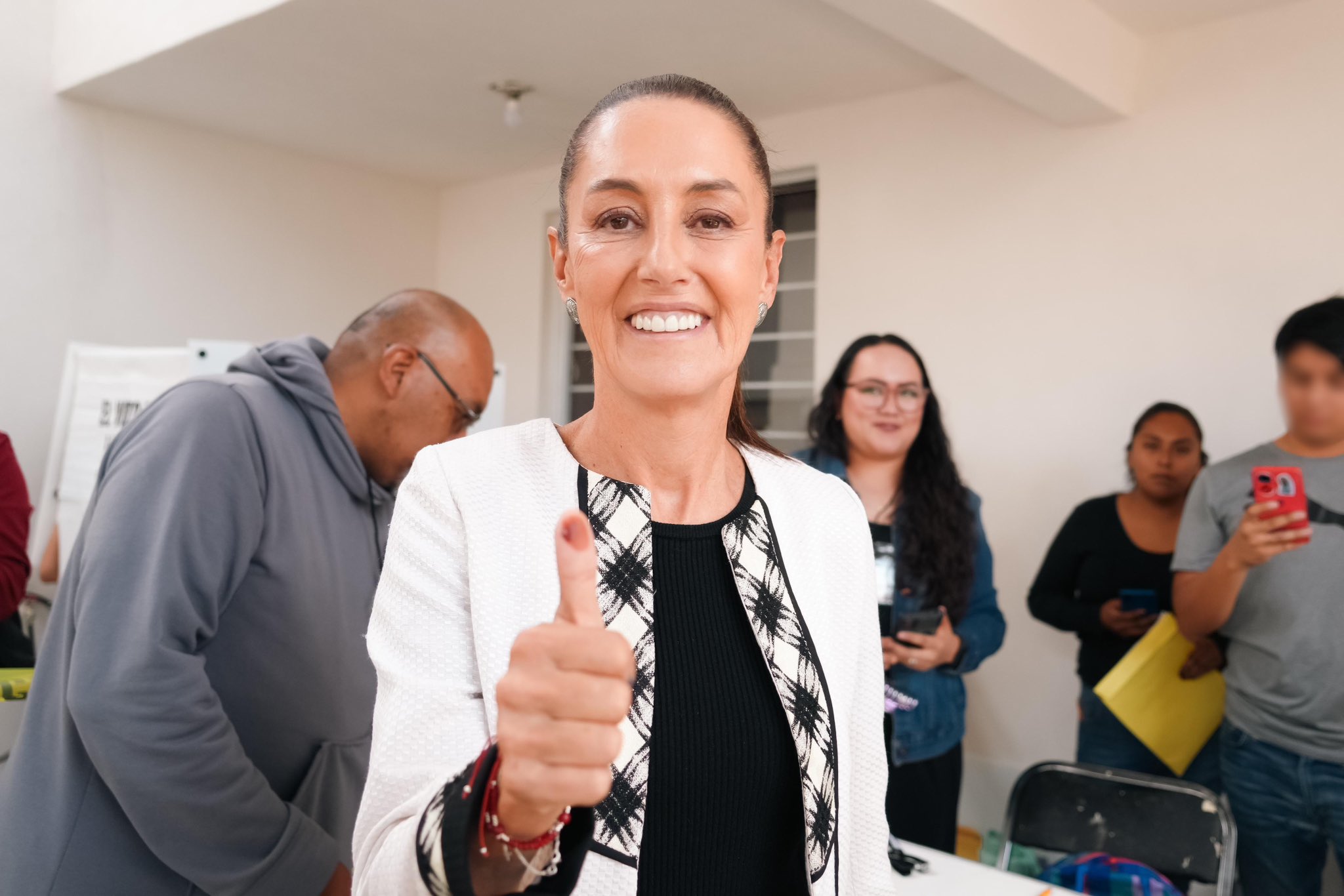 Claudia Sheinbaum emite su voto en Tlalpan, CDMX