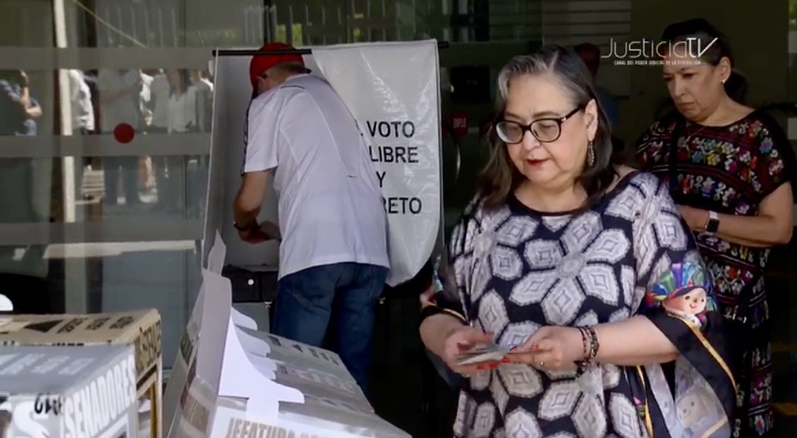 Norma Piña votando 