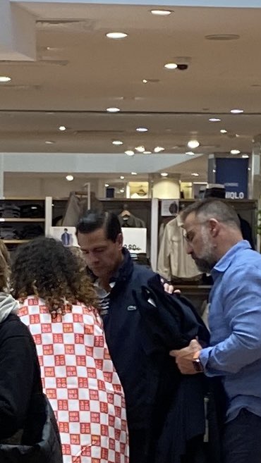 Peña Nieto reaparece en centro comercial de España