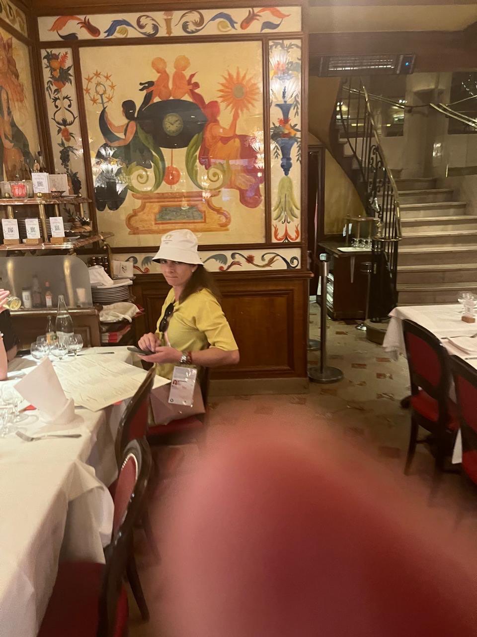 Captan a Ana Guevara en lujoso restaurante en París