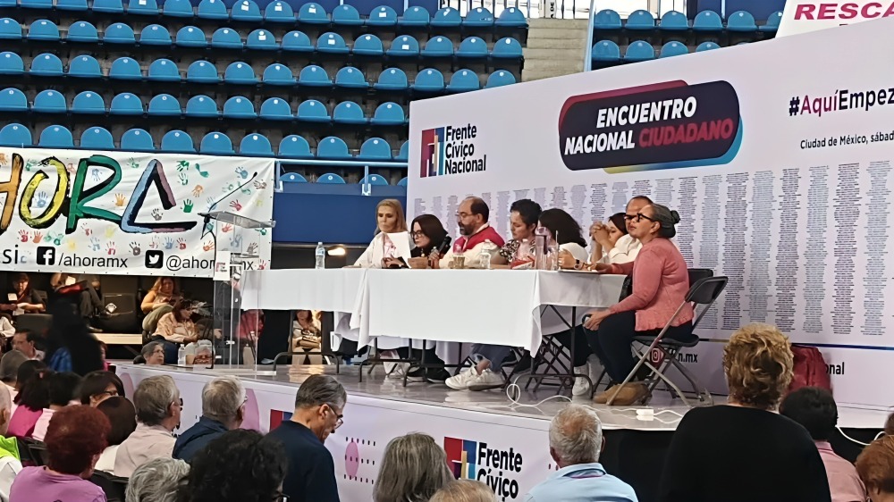 Laura Zapata en asamblea del Frente Cívico Nacional