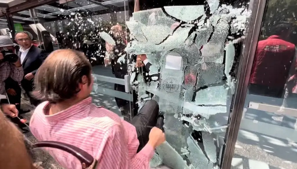 Militantes del PRI derriban puerta del Pepsi Center