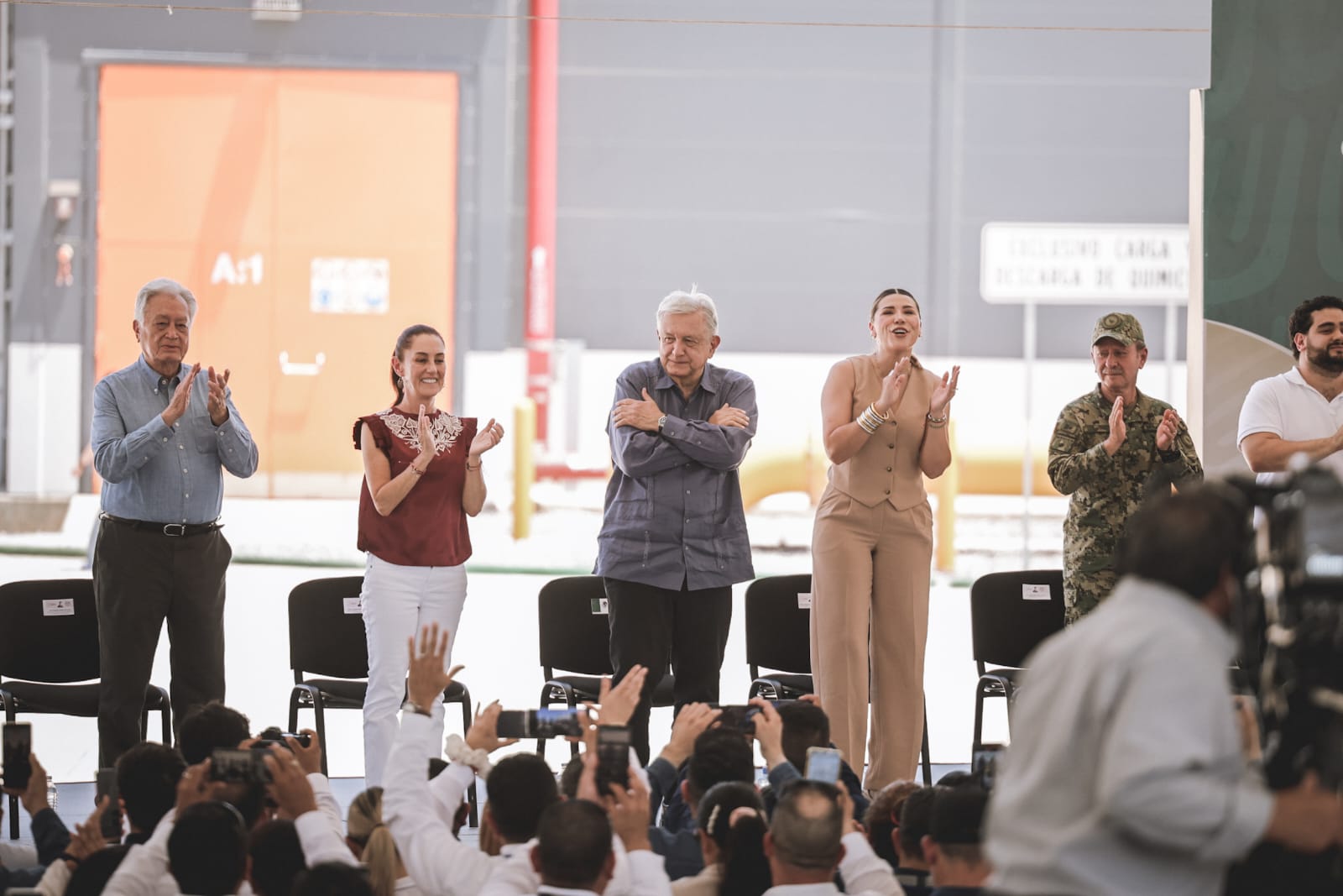 Sheinbaum reconoce que gobierno de AMLO rescató a CFE