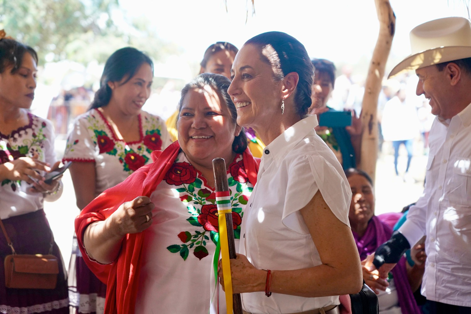 Sheinbaum recibe bastón de mano del Pueblo Yaqui