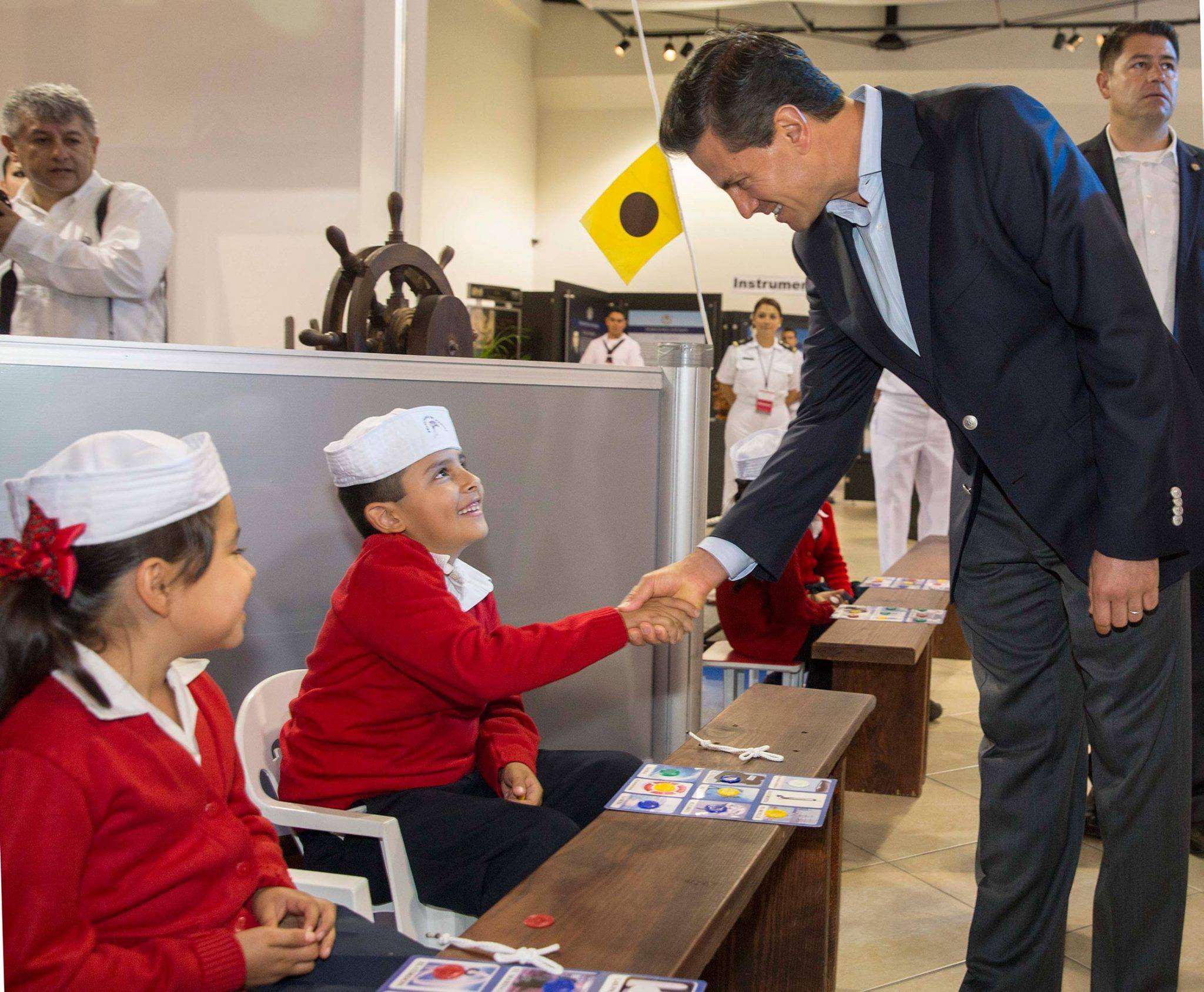 Peña Nieto con estudiantes 