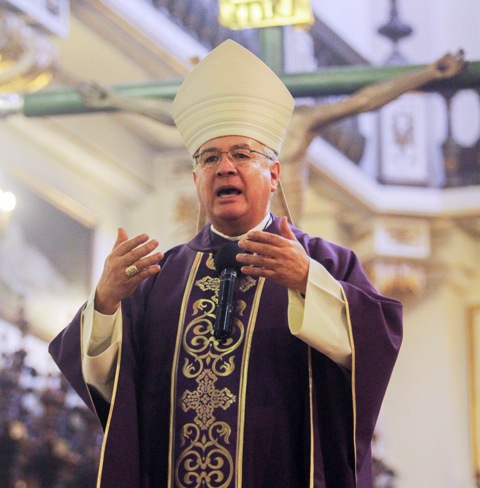 Cardenal afirma que senadores que voten a favor serían traicioneros  