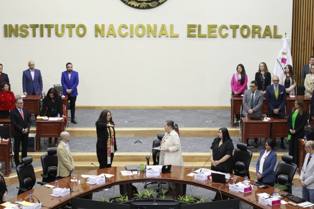 Claudia Arlett Espino secretaria ejecutiva