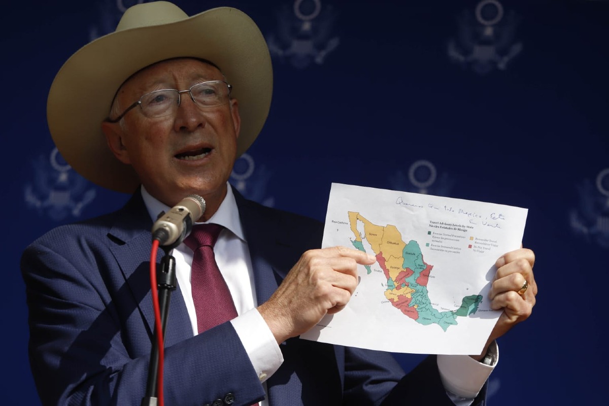 Ken Salazar aconseja a Sheinbaum