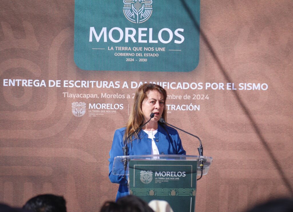 Margarita González entrega escrituras