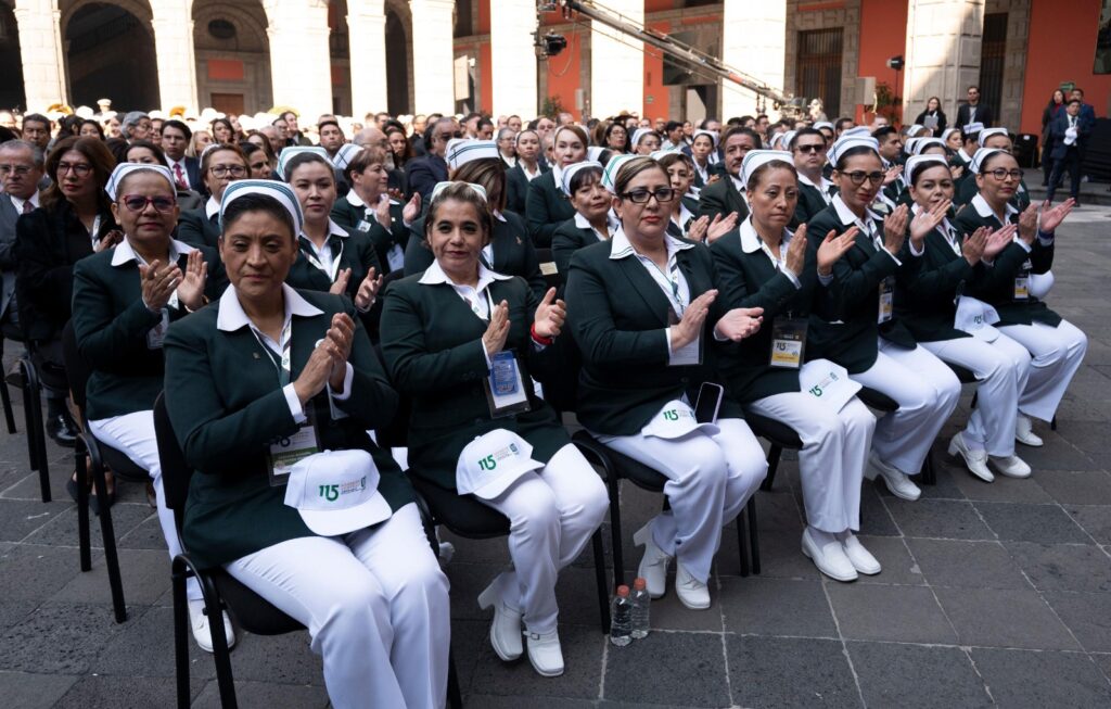 Asistentes a asamblea del IMSS