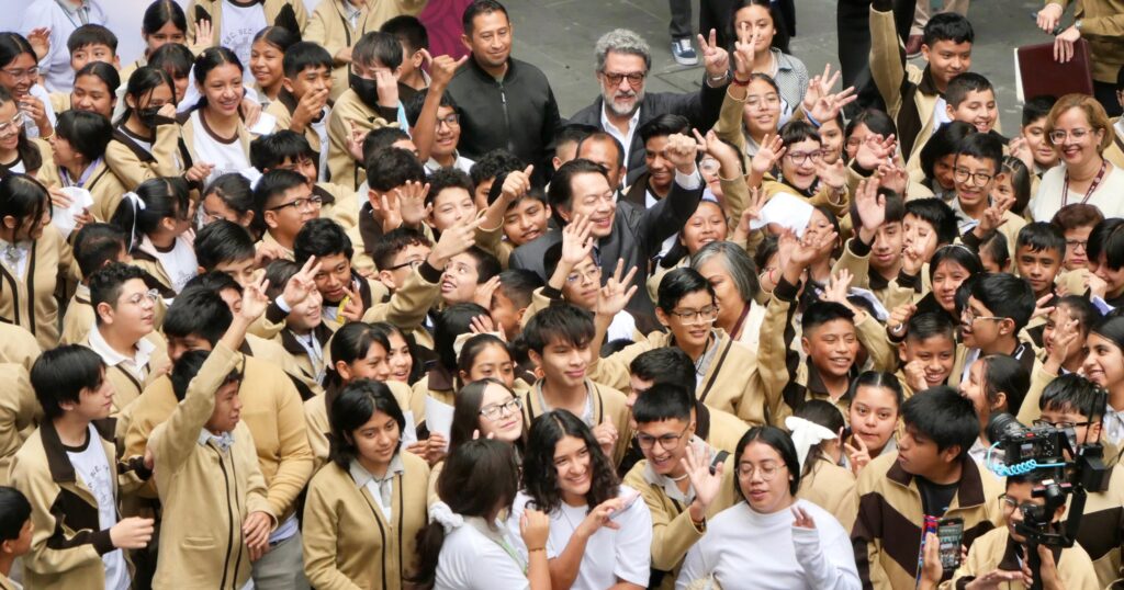 Mario Delgado anuncia periodo vacacional