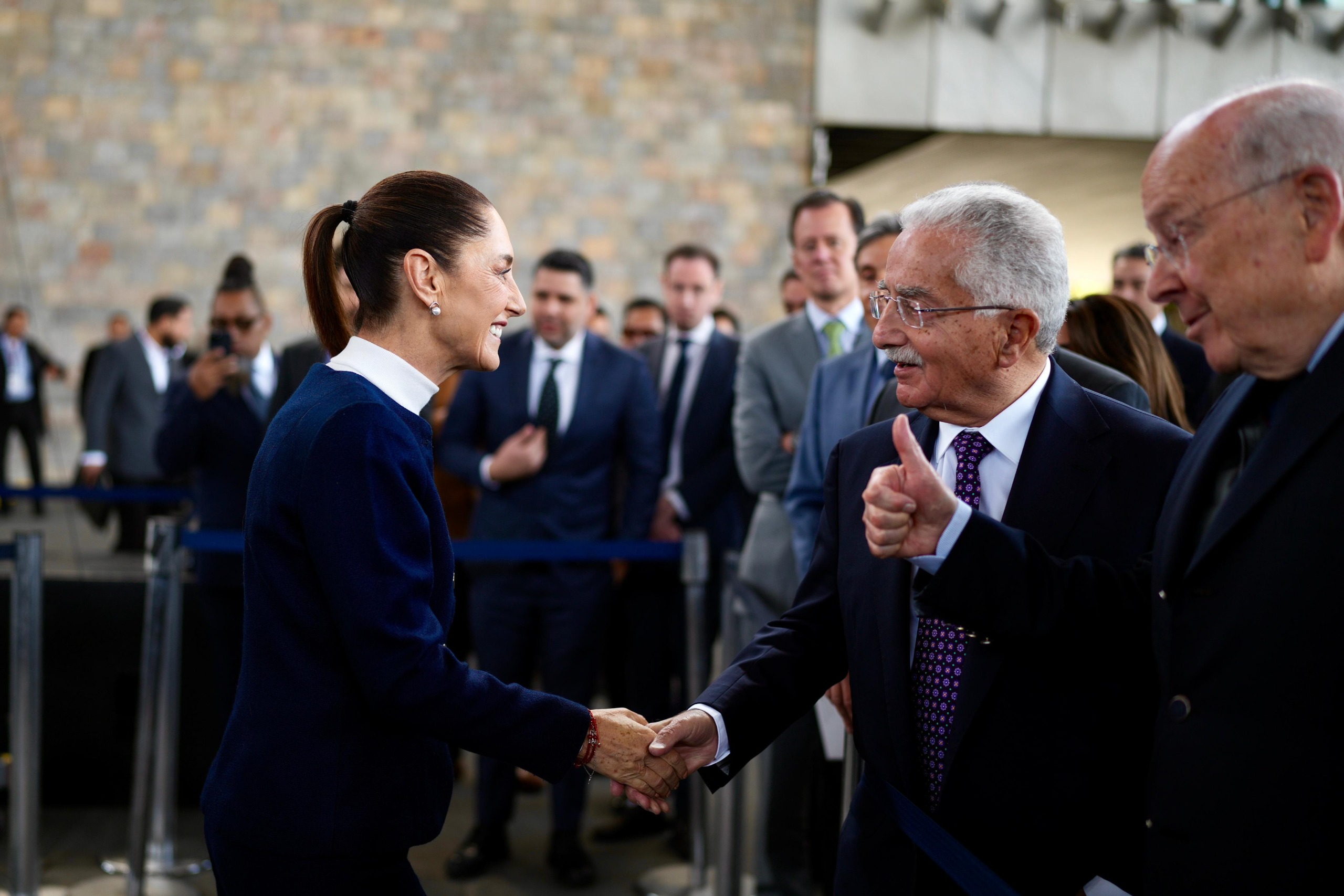 Papá de Claudio X. asiste a evento de Sheinbaum