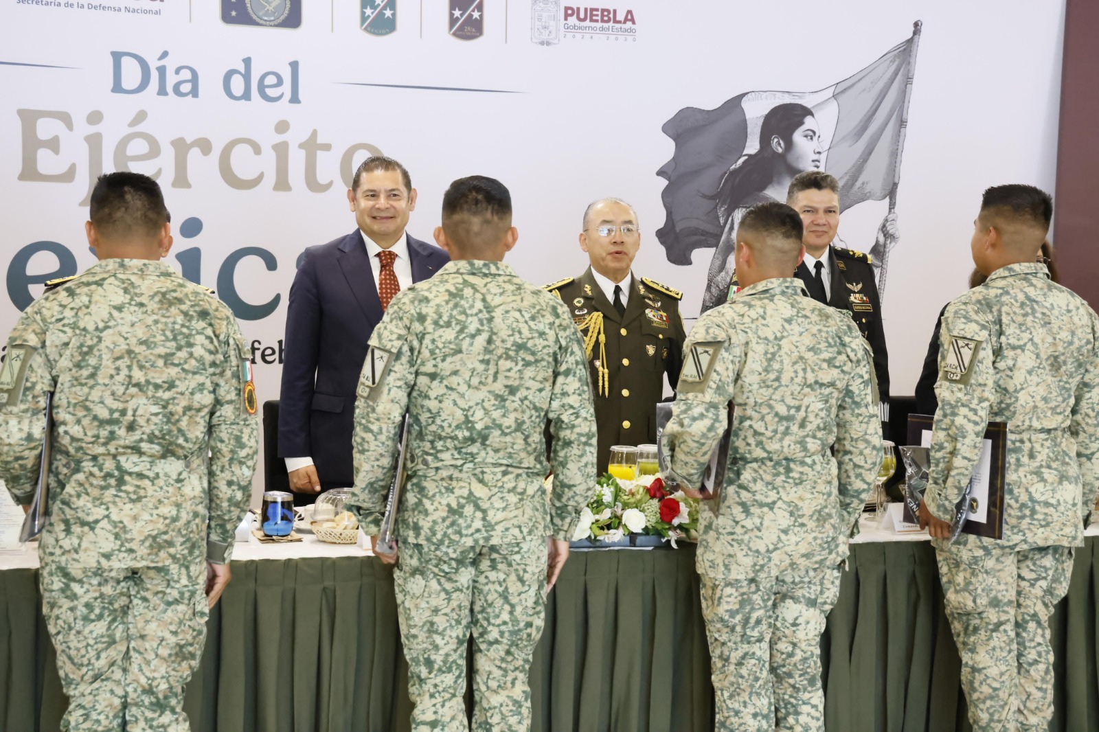 Armenta conmemora al Ejército