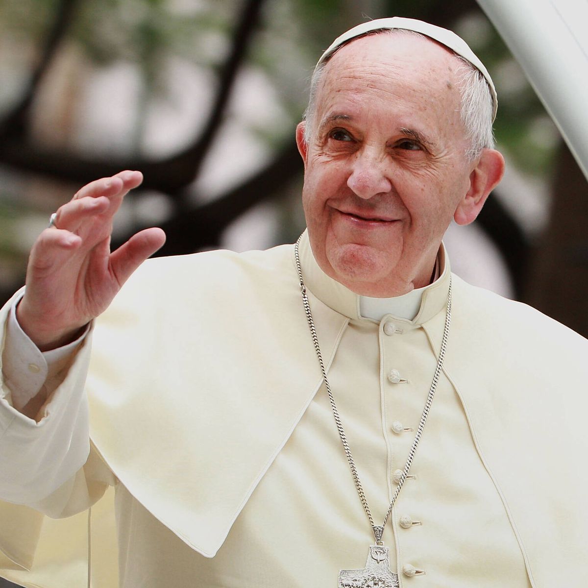 Papa Francisco aspira vómito y es conectado a respirador