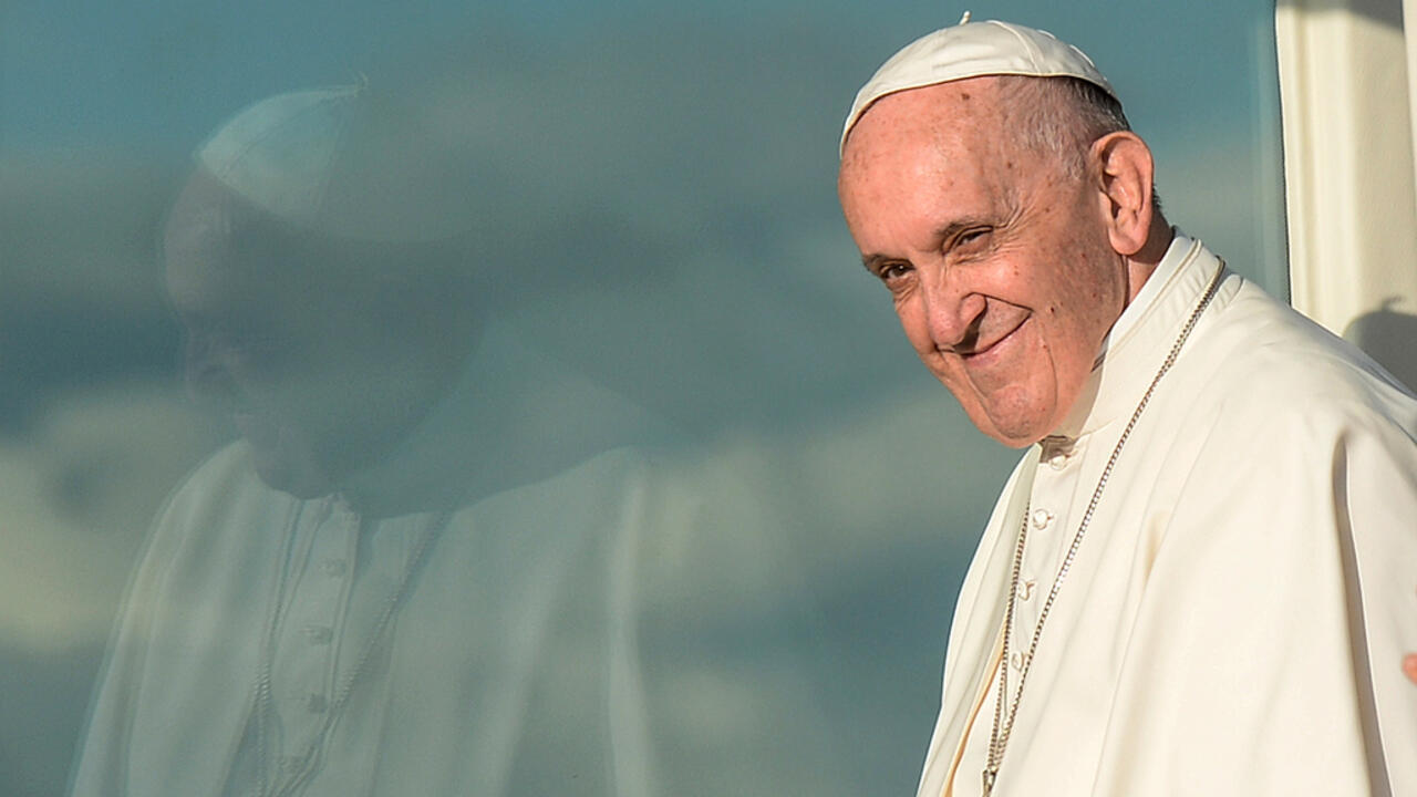 Papa Francisco aspira vómito y es conectado a respirador