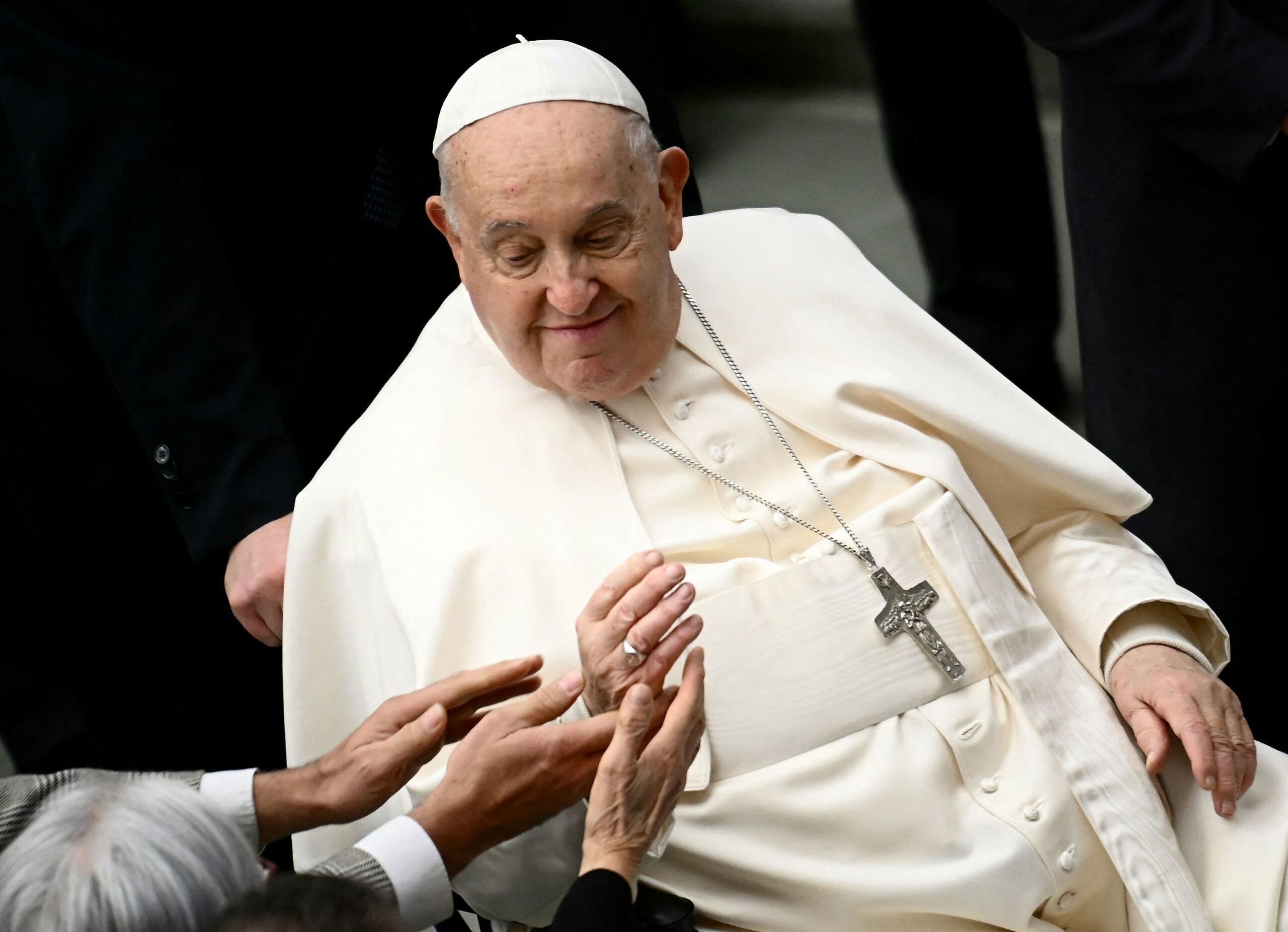 Papa Francisco aspira vómito y es conectado a respirador