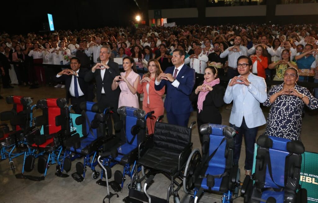 Armenta entrega sillas de ruedas