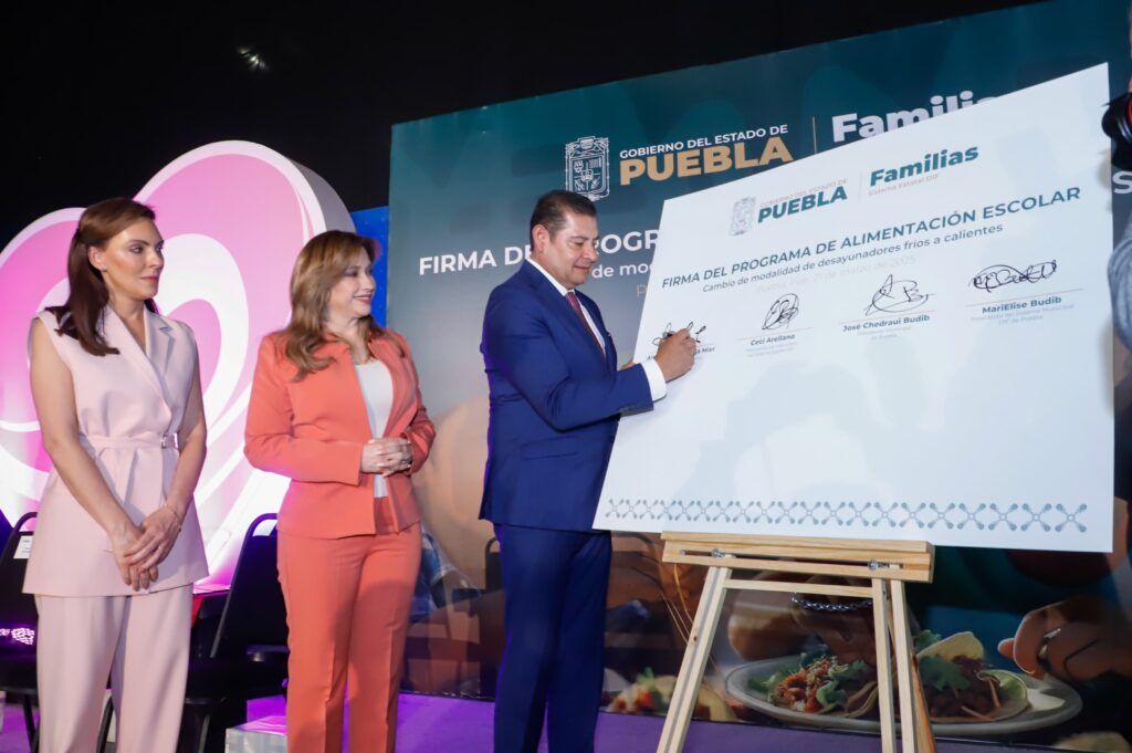 Armenta firma Programa de Desayunos