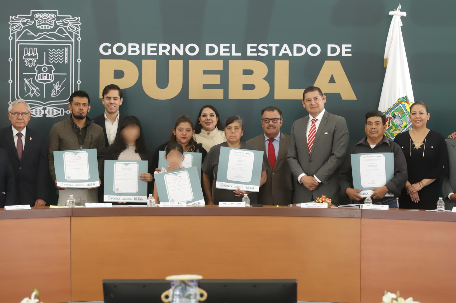 Armenta va por alfabetización de 150 mil adultos mayores