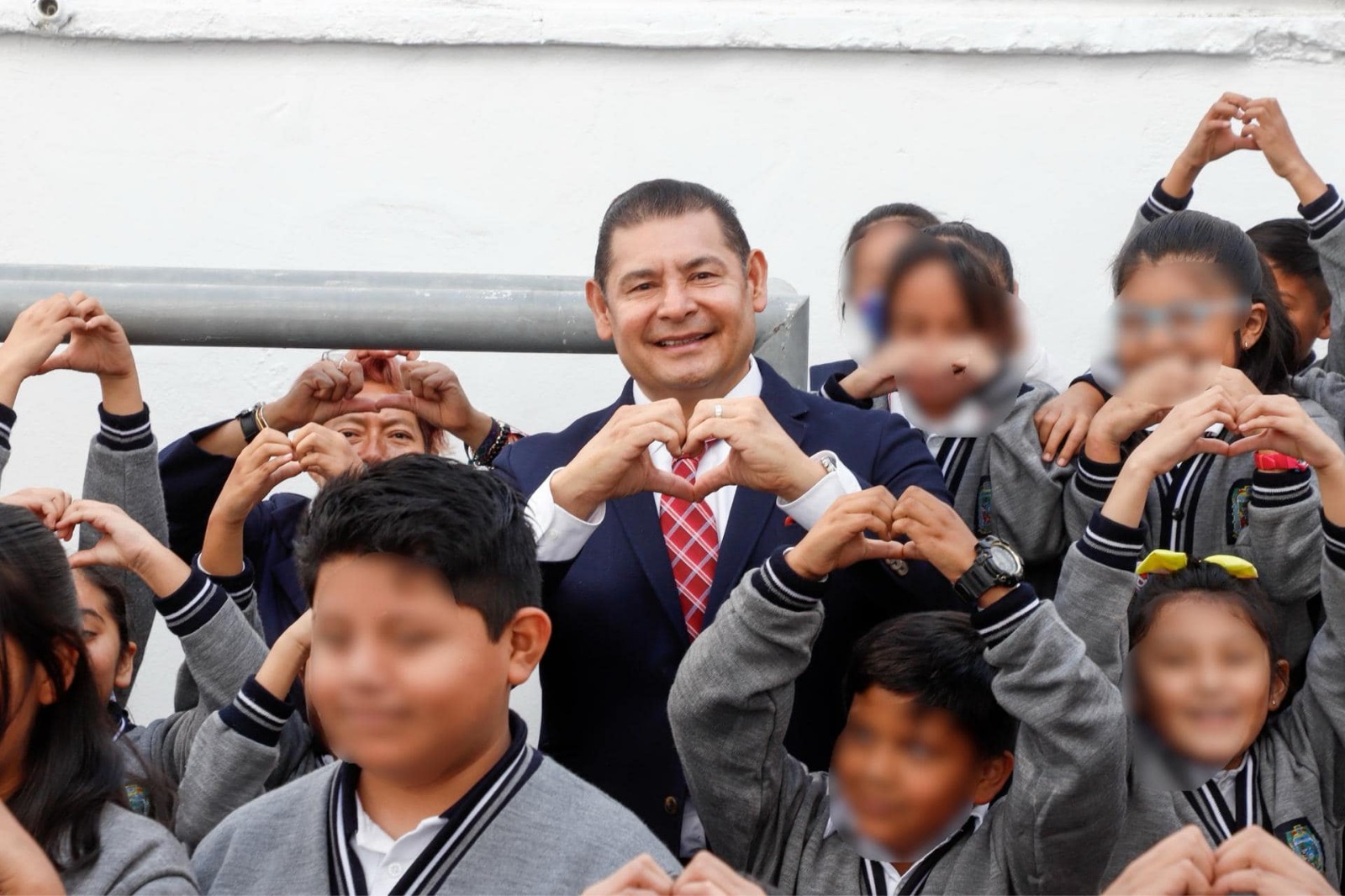 Armenta visita escuela