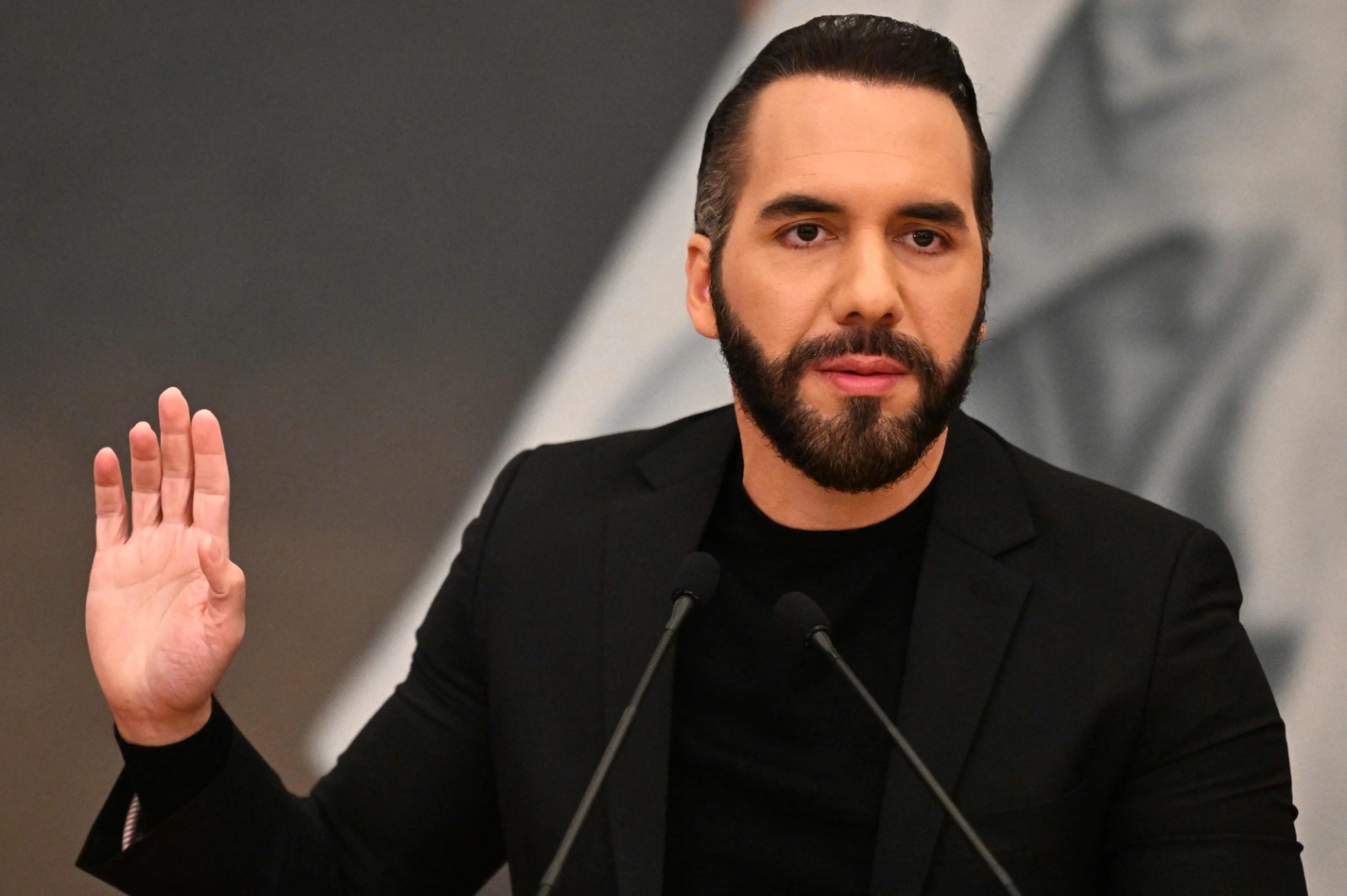 Bukele critica a México