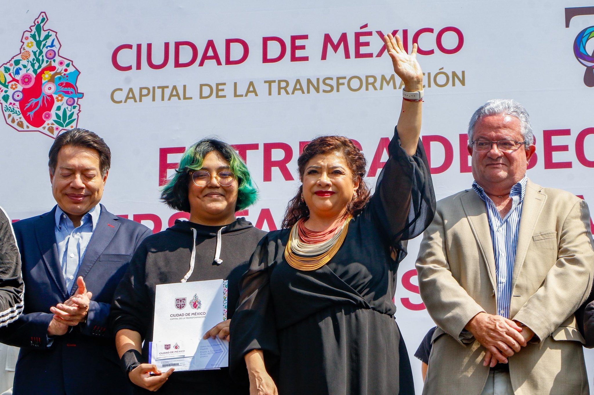 Clara Brugada entrega becas