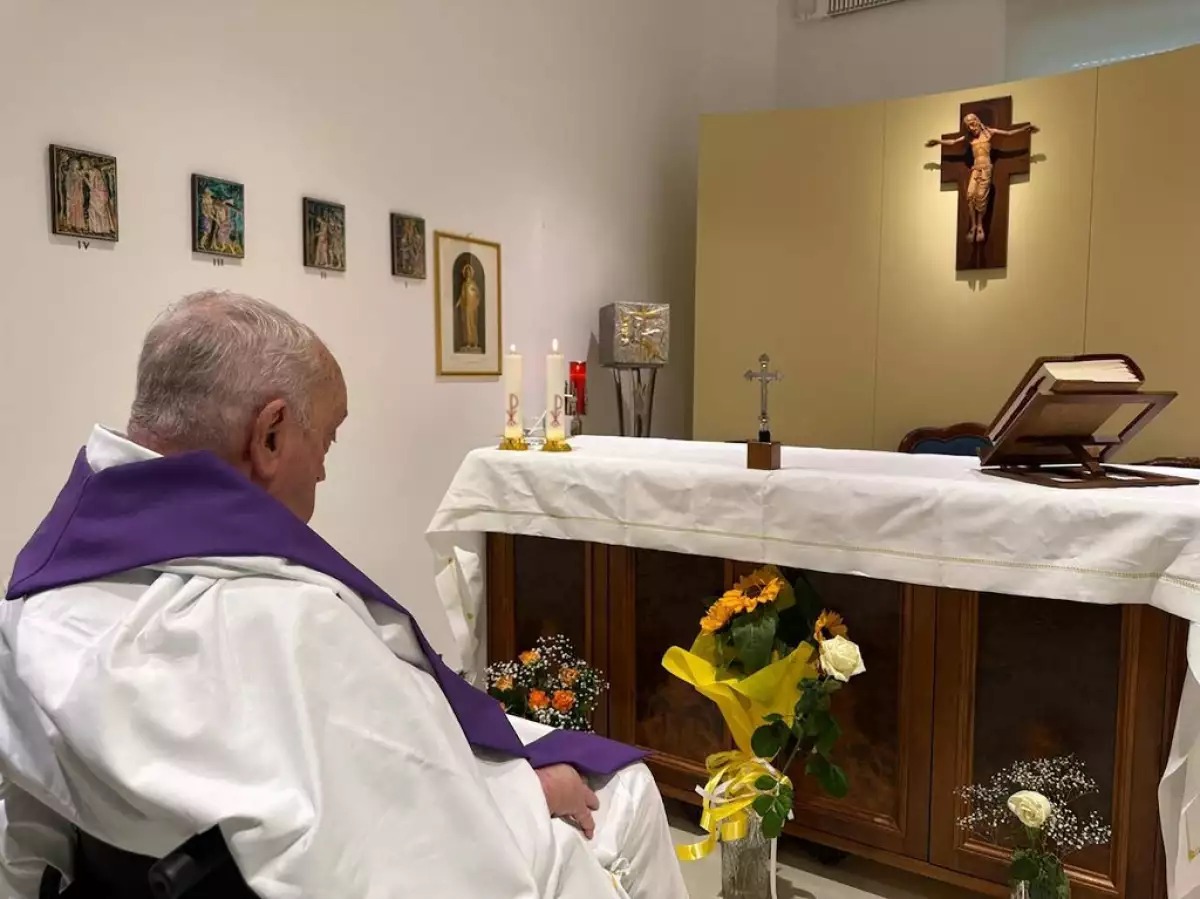 El Vaticano publica primera foto del papa Francisco tras un mes hospitalizado