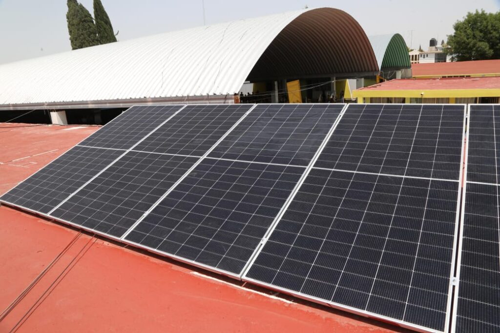 Paneles solares en escuela de Puebla