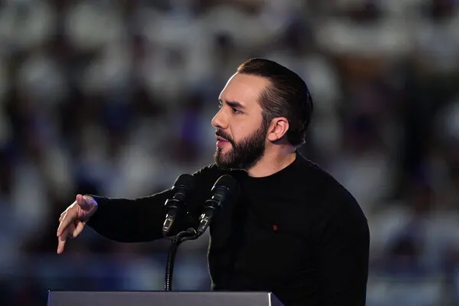 Grok humilla aBukele tras pregunta sobre popularidad
