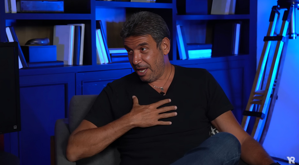 Arturo Elías Ayub intenta presumir su habilidad como negociador