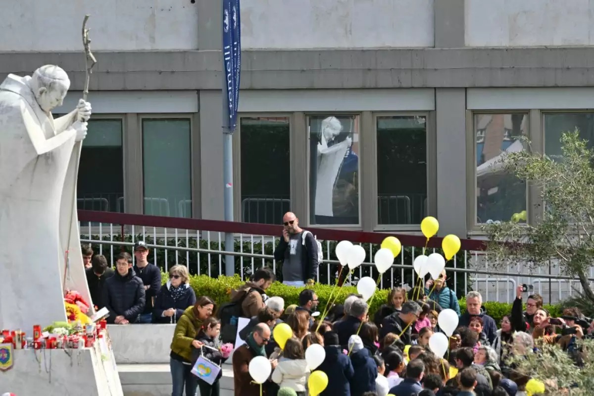 Niños oran por el Papa Francisco