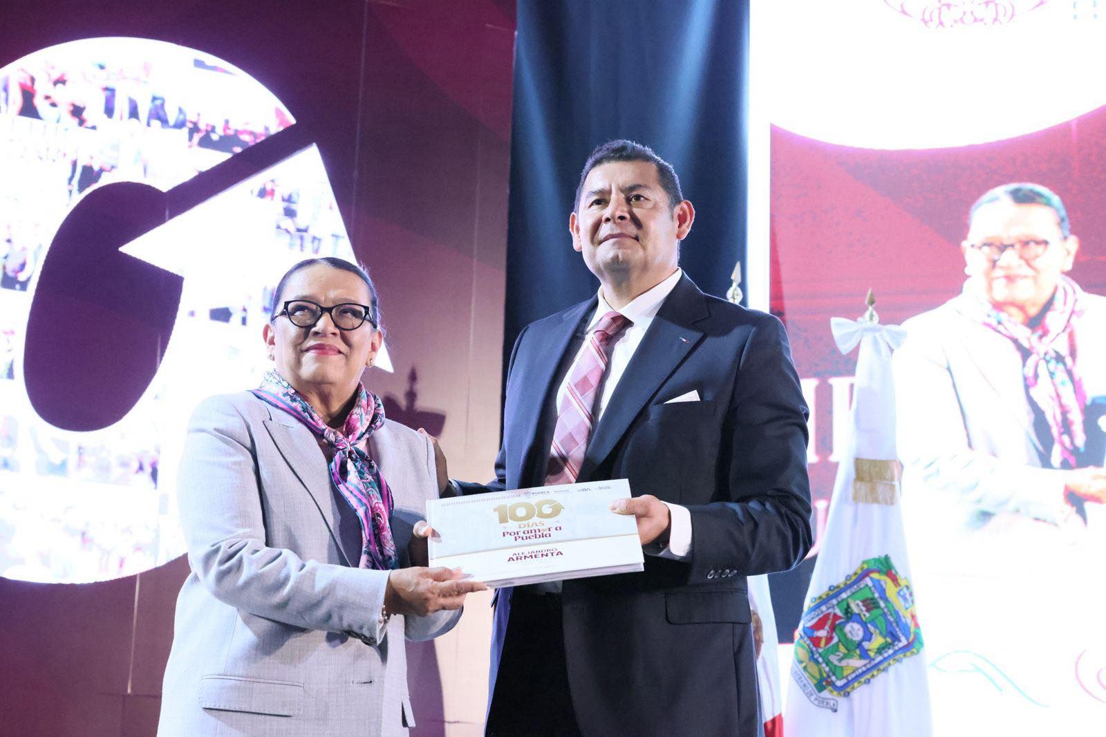 Rosa Icela acude a informe de 100 días de Alejandro Armenta