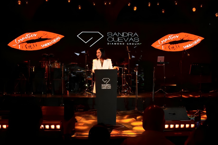 Sandra Cuevas presenta conglomerado de marcas