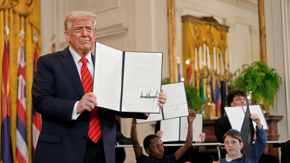 Trump anuncia aranceles a autos