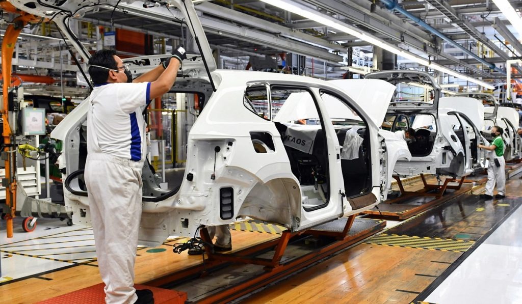 Trump contraataca producción mexicana de autos