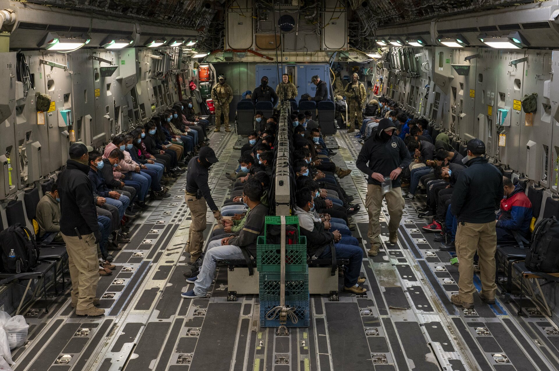 Trump suspende deportaciones de migrantes en vuelos militares