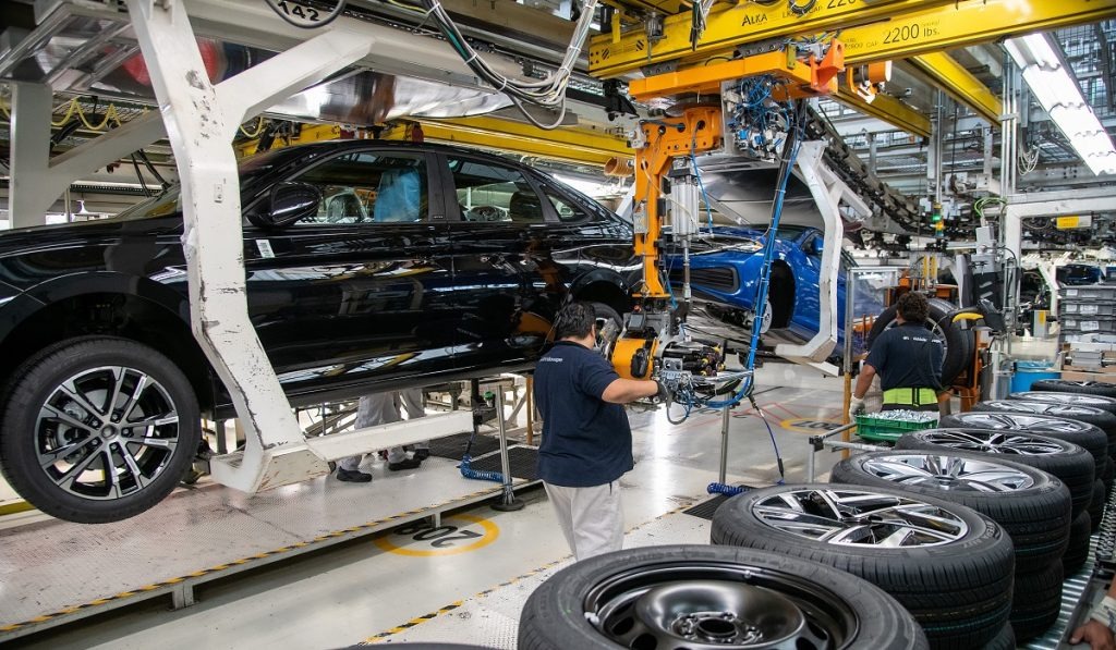 Trump golpea a la producción mexicana de automoviles