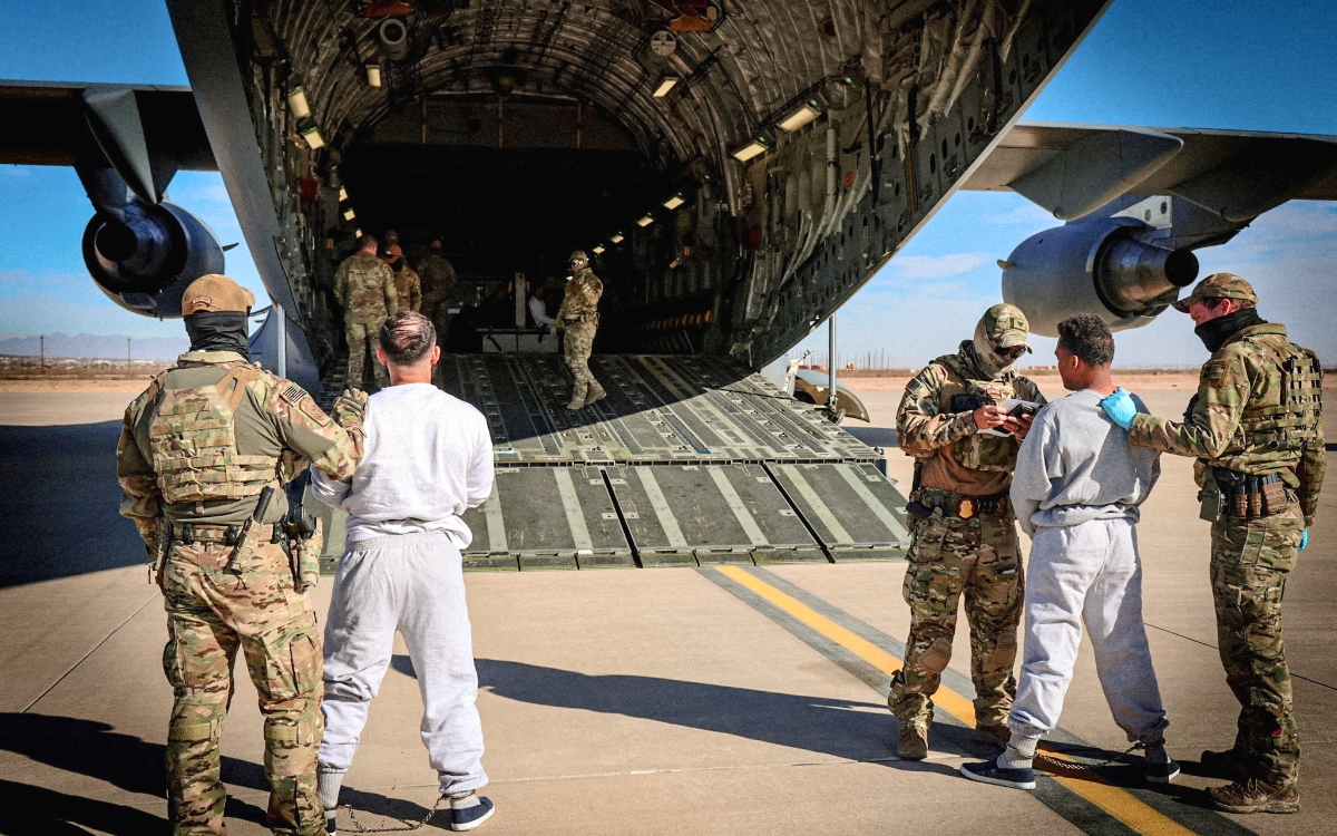 Trump suspende deportaciones de migrantes en vuelos militares