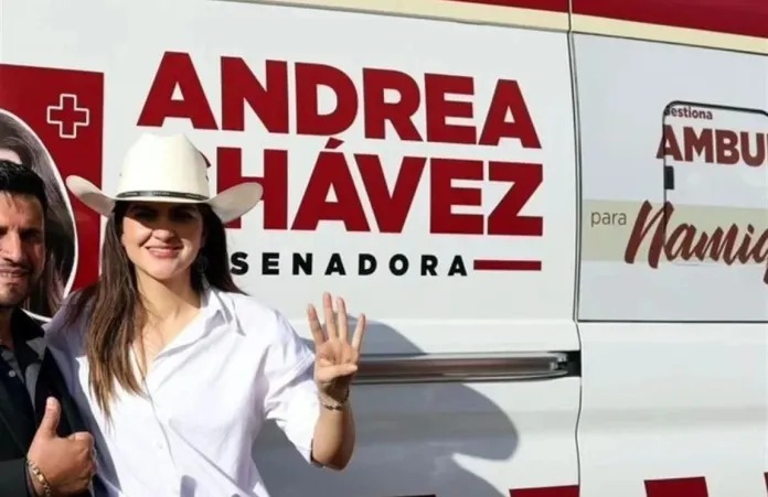 Andrea Chávez promociona imagen en ambulancias