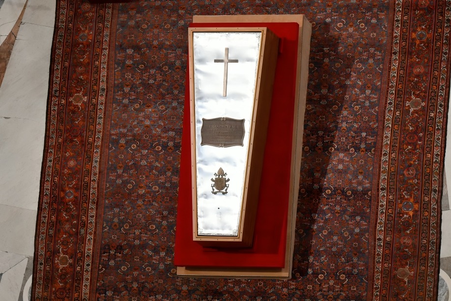 sí fue la ceremonia para cerrar el féretro del papa Francisco