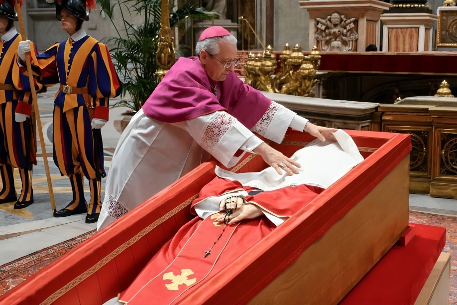 Así fue el cierre del ataúd de papa Francisco