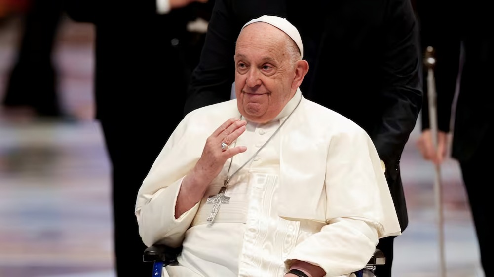 Cierran féretro del papa Francisco en el Vaticano