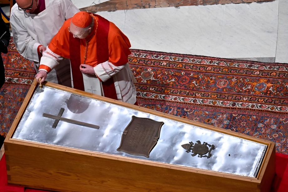 ¿Cómo fue el rito para cerrar el ataúd del papa Francisco?